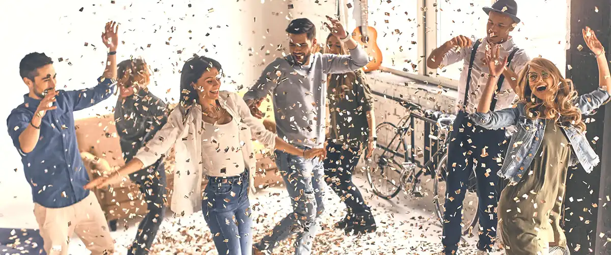 Tanzende Menschen in einem Raum